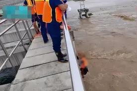 男子钓鱼时被困洪水中，被救上岸后表示“再也不钓鱼了”图片