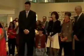 姚明春节陪女儿出游，姚沁蕾的身高让人大感意外，没怎么长？图片