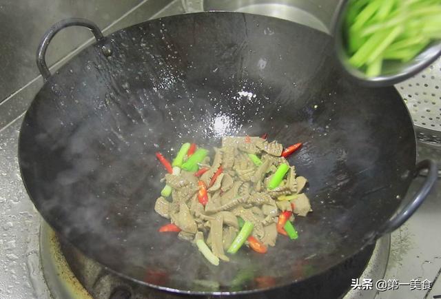 腰花这样炒脆嫩不腥臊，饭店的厨师长都这样做，男人聚会必备菜