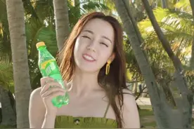 29岁迪丽热巴拍广告太节约，穿89草本绿吊带衫美得可爱，清凉养眼图片