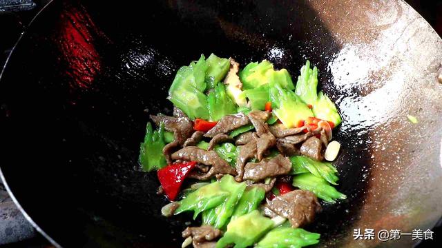 厨师长分享苦瓜炒牛肉家常做法，牛肉鲜嫩不老，苦瓜爽脆入味