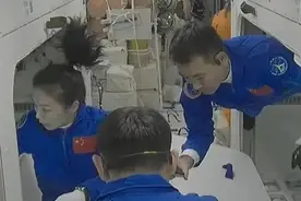神舟十三号航天员王亚平辫子抢镜，太空舱中头发掉落，咋处理？图片