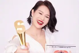 嫁给软饭男的胡杏儿，一人养三家，41岁挺9个月孕肚站台捞金？图片