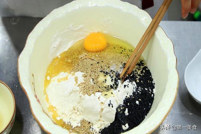 一碗面粉俩鸡蛋，教你做河南特色炸麻叶子，香酥可口、一咬直掉渣