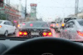 为什么总有人下雨天开车窗？图片