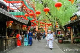 杭州“最假”古都，游客进去必须穿宋服，让你真正体会宋朝的穿越图片