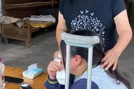 气愤！14岁女生被学生干部体罚致终身残疾，老师却袖手旁观图片