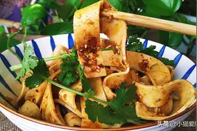 这才是豆腐皮好吃做法，香辣爽口，开胃又下饭，两碗米饭都不够吃图片