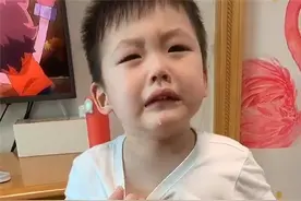 弟弟和姐姐干架，身上"战袍"被撕烂，妈妈：惹不起还躲不起吗？图片