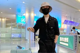 42岁黄晓明帅气又有型，穿一身工装连体裤走机场，瘦了更显年轻图片