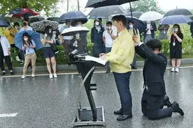 韩国高官当众大谈人权，却让助手跪地上撑伞，电影都不敢这么拍图片