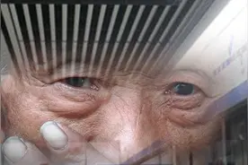 地铁男厕纪实：“老同志”晚景疯狂，小心他们的“第三只眼”图片