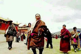 藏区的居民很穷吗？人家的一头牦牛一万，一栋房子上千万图片
