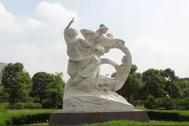 安庆市菱湖公园的“黄梅阁”图片