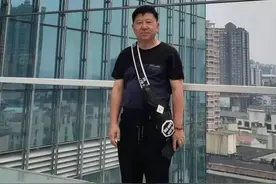 “湖边钢琴师”火了！还真是个有故事的大叔图片