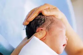 宝宝身上这3个部位不要随便碰，容易伤害宝宝，新手爸妈要注意图片