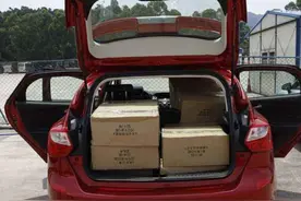 私家车后座放行李被罚？车主泪往心里流：难道还要扛着走？图片