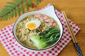 煮泡面直接放面饼是不对的，多做一步，美味不油腻，吃着也更健康图片