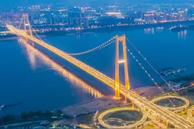 湖北武汉：夜色下的杨泗港长江大桥图片