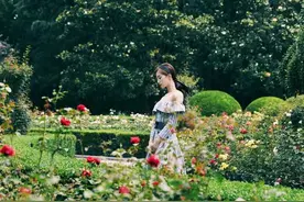 刘诗诗活动造型，蓝色格子裙搭配蝴蝶结发带，甜美复古法式优雅风图片