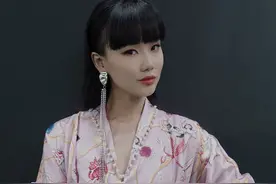 后怕！黄龄摔下舞台、大腿伤势吓人，同场除她还有一名艺人也摔了图片