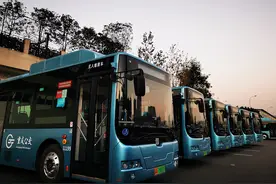 公交373路全线换新 打造南滨路出行靓丽风景线图片