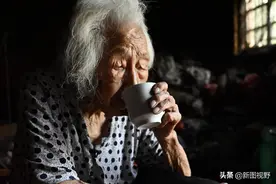 102岁农村奶奶，用草药泡水自己治病，几十年来数百人找她讨偏方图片