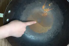 铁锅生锈了不要扔，大厨教你一招，轻松去锈，还不粘锅，简单实用图片