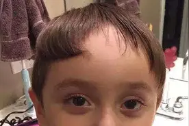 高颜值萌娃去理发，结果成“迷你版谢广坤”，照镜子时自己都笑了图片