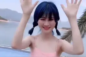 火线妹直播事故导致负债百万，好闺蜜身穿比基尼支援火线妹图片