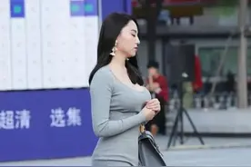 30岁辣妈时尚穿搭，走在街上，彰显出辣妈的优美姿态图片