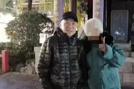 61岁刘亚津被偶遇，穿着时尚似30，和初恋结婚34年好恩爱图片