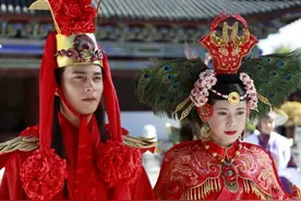 小土司的婚礼，余程万派军队保护，场面超过英女王，还被拍成电影图片