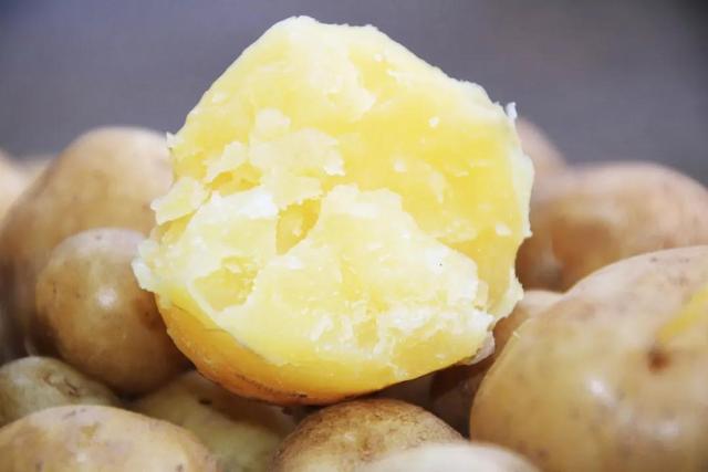 土豆千万不能这么吃！医生提醒，土豆没吃对容易伤身体
