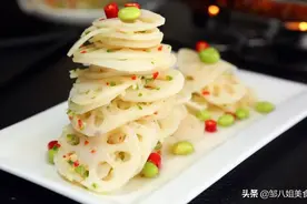 做凉拌莲藕：焯水时多加一个料，莲藕不发黑，片片白净，更加脆爽图片