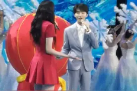 关晓彤跟三小只同台，身高成为“参照物”，王源有点尴尬图片