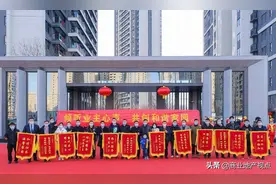 郑州一楼盘交房获业主集体送锦旗，交房现场羡慕了郑州百万购房者图片