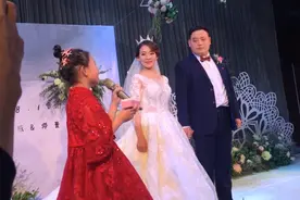 小女孩婚礼上献唱《给你们》走红网络，网友：没点才艺都不敢结婚视频封面