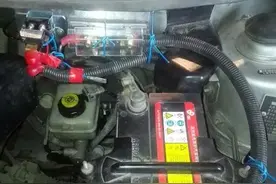 汽车放久电瓶报废了，电动车旧电瓶用2块装在汽车上，比新的耐用图片