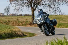 中年成功男人休旅梦，宝马2021款R1250RT，电配齐全图片