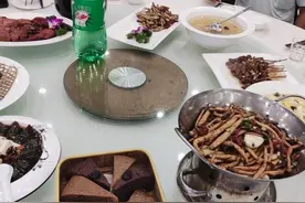 侄女十岁生日，给送了2000红包，还帮忙唱主角照顾一大帮亲戚就餐图片