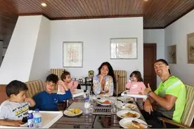 C罗居家庆祝复活节 女友美艳动人 一家六口用餐其乐融融图片