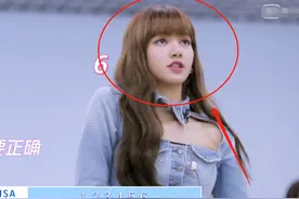 Lisa的腰到底有多细？当她跟学员站一起时，全网女孩都酸啦图片