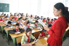 开学排座位，你家娃坐上学霸区了吗？资深老师揭秘，没想象中简单图片