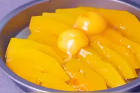 面粉加2个鸡蛋一块南瓜，不揉面不用烤箱，电饭煲版的松软香甜包图片