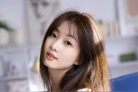 清纯的长腿浴袍美女居家写真图片