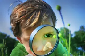 小学生上课传纸条，爆笑内容令网友热议，老师：来我办公室谈谈图片