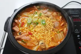 简单美食之 韩式《香辣火腿肠锅》的做法图片
