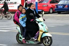 电动车载人受限，接孩子上学成难题，专家给出3个建议令家长不满图片