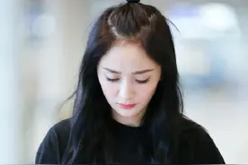 杨幂的发型尴尬了，别人扎是少女，她却因发际线高像老8岁图片
